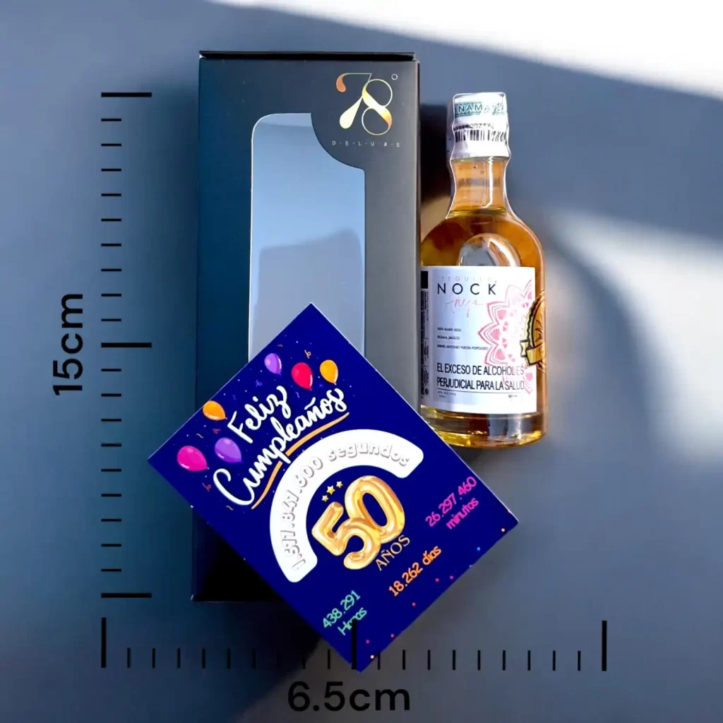 Tequila Nock Añejo en versión Mini Botella de 50 (mL). La mini botellita de Tequila Añejo es una expresión ultra premium elaborada al 100% con agave azul tequilana Weber, cultivado en las regiones de los Altos y Valles de Jalisco, México. Este tequila se distingue por su complejidad y carácter, resultado de un cuidadoso proceso de añejamiento.