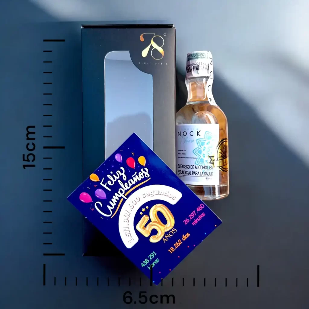 Tequila Nock Blanco en versión Mini Botella de 50 (mL). La mini botellita de Tequila Nock Blanco es una expresión ultra premium elaborada al 100% con agave azul tequilana Weber de la más alta calidad, cultivado durante más de 6 años en las regiones de los Altos y Valles de Jalisco, México. Este tequila se distingue por su frescura y pureza, ya que está libre de aditivos y se somete a una triple destilación que le otorga una suavidad, sabor y aroma extraordinarios.