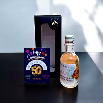Tequila Nock Blanco en versión Mini Botella de 50 (mL). La mini botellita de Tequila Nock Blanco es una expresión ultra premium elaborada al 100% con agave azul tequilana Weber de la más alta calidad, cultivado durante más de 6 años en las regiones de los Altos y Valles de Jalisco, México. Este tequila se distingue por su frescura y pureza, ya que está libre de aditivos y se somete a una triple destilación que le otorga una suavidad, sabor y aroma extraordinarios.