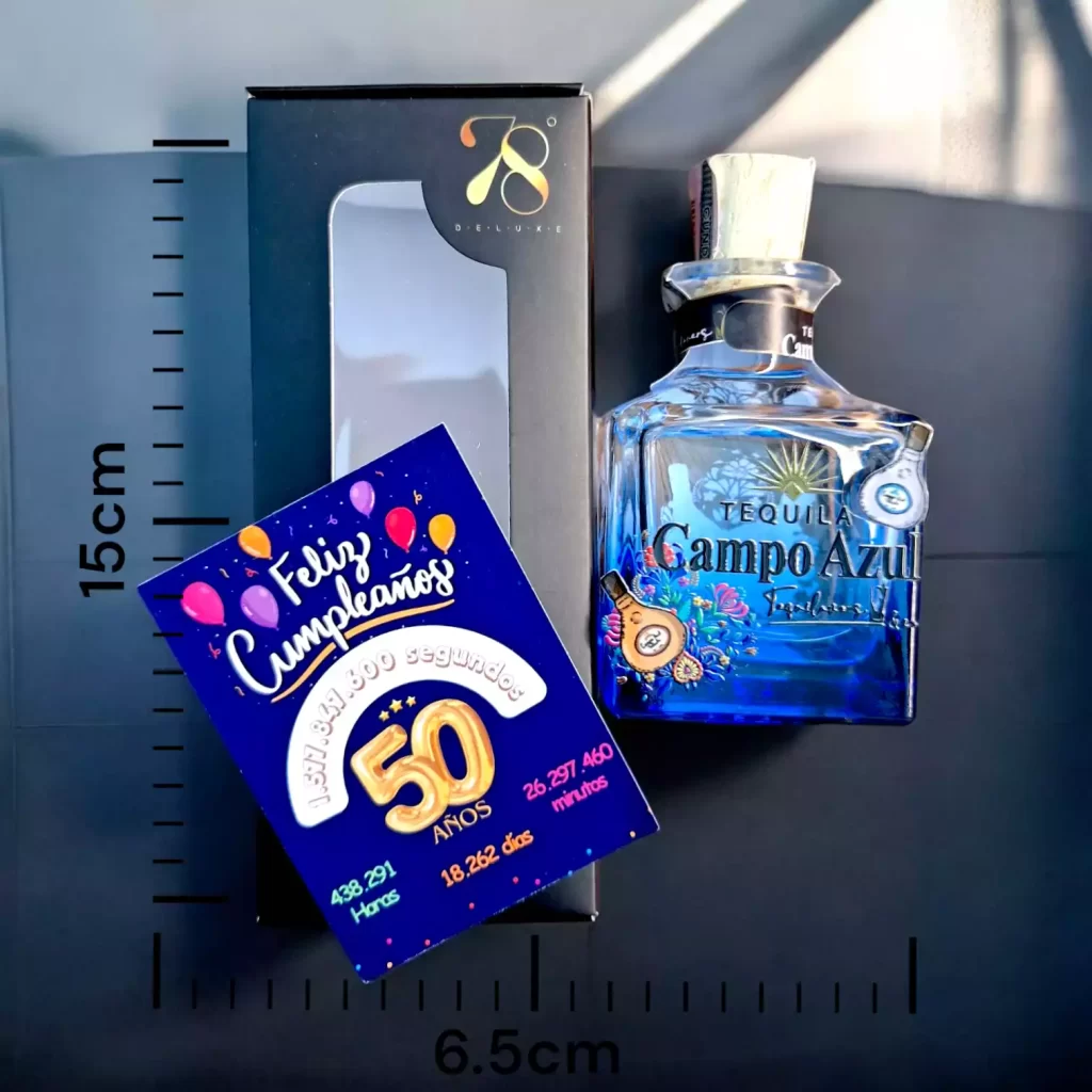 La Mini Botella de Tequila Campo Azul Selecto 50ml es la opción perfecta para los amantes del tequila que buscan calidad, tradición y autenticidad en un formato compacto. Producido en Jalisco, México, este tequila premium es elaborado con 100% agave azul, garantizando un sabor puro y equilibrado. Destilado bajo los más altos estándares de calidad, se presenta como una bebida versátil, ideal para disfrutar sola o en cócteles. En 78 Grados Deluxe, esta mini botella de tequila viene en una caja premium individual y con una tarjeta impresa personalizada, asegurando un detalle exclusivo y sofisticado para cualquier ocasión especial.