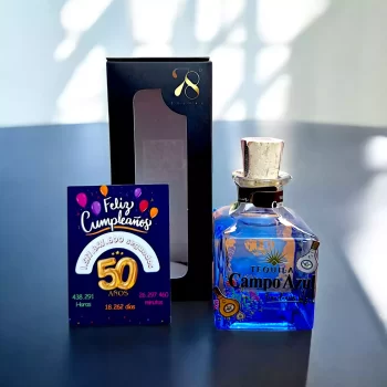 La Mini Botella de Tequila Campo Azul Selecto 50ml es la opción perfecta para los amantes del tequila que buscan calidad, tradición y autenticidad en un formato compacto. Producido en Jalisco, México, este tequila premium es elaborado con 100% agave azul, garantizando un sabor puro y equilibrado. Destilado bajo los más altos estándares de calidad, se presenta como una bebida versátil, ideal para disfrutar sola o en cócteles. En 78 Grados Deluxe, esta mini botella de tequila viene en una caja premium individual y con una tarjeta impresa personalizada, asegurando un detalle exclusivo y sofisticado para cualquier ocasión especial.