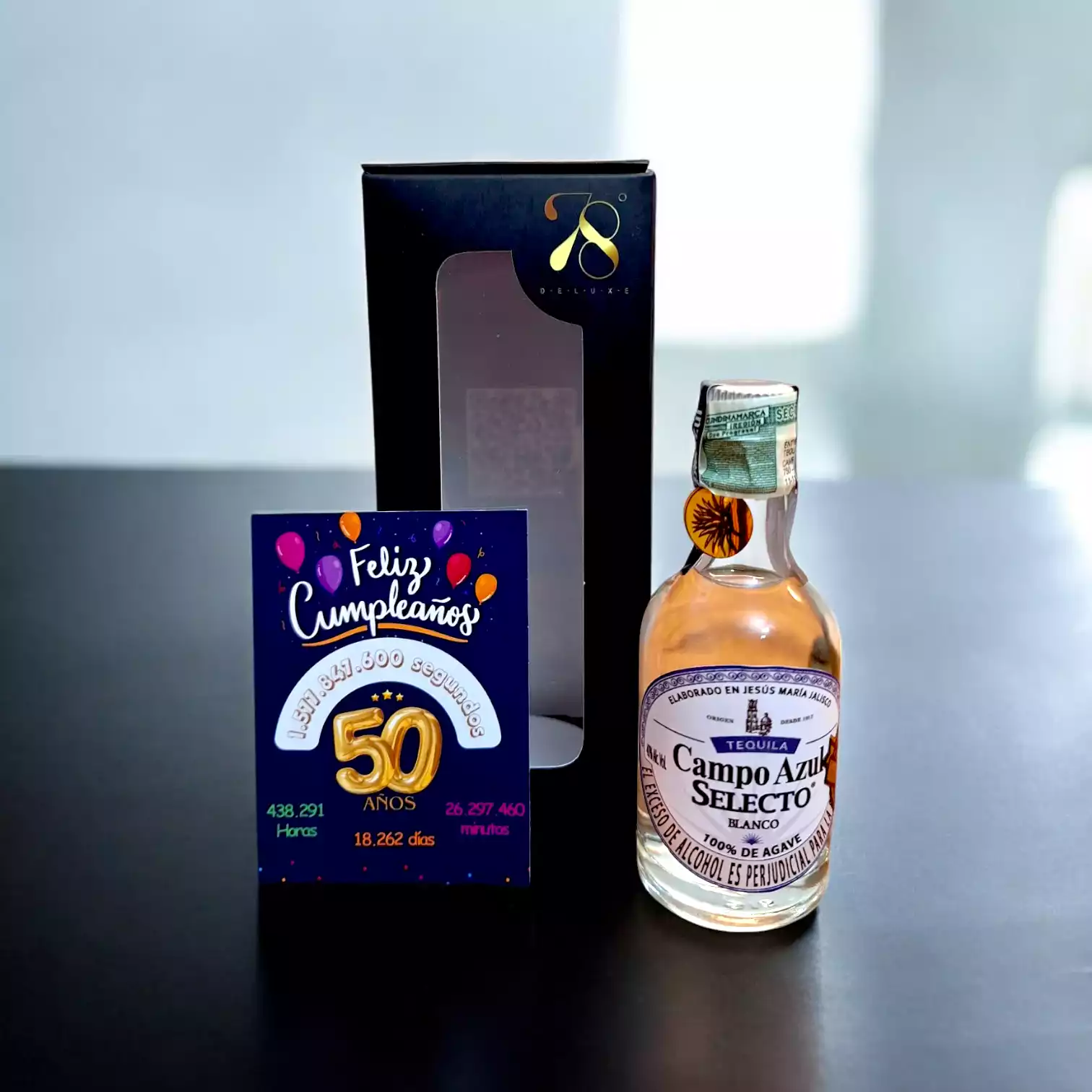 Tequila Campo Azul Selecto Blanco en versión Mini Botella de 50 (mL). El Tequila Campo Azul Selecto Blanco de Agave es una expresión premium de la tradición tequilera de los Altos de Jalisco, México. Elaborado al 100% con agave azul tequilana Weber, este tequila blanco destaca por su pureza y frescura, permitiendo que los sabores auténticos del agave se manifiesten plenamente. Tequila Campo Azul Selecto Blanco en versión Mini Botella de 50 (mL). El Tequila Campo Azul Selecto Blanco de Agave es una expresión premium de la tradición tequilera de los Altos de Jalisco, México. Elaborado al 100% con agave azul tequilana Weber, este tequila blanco destaca por su pureza y frescura, permitiendo que los sabores auténticos del agave se manifiesten plenamente.