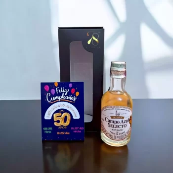 Tequila Campo Azul Selecto Reposado en versión Mini Botella de 50 (mL). El Tequila Campo Azul Selecto Reposado es una expresión destacada de la tradición tequilera de los Altos de Jalisco, México. Elaborado con agave azul tequilana Weber 100% de la región, este tequila se somete a un proceso artesanal que combina métodos tradicionales y tecnología moderna para garantizar su calidad y sabor distintivo.