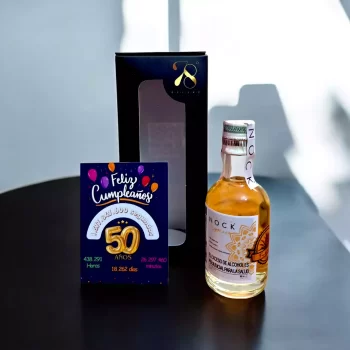 Tequila Nock Reposado en versión Mini Botella de 50 (mL). La mini botellita de Tequila Nock Reposado es una expresión ultra premium elaborada al 100% con agave azul tequilana Weber de las regiones de los Altos y Valles de Jalisco, México. Este tequila se distingue por su suavidad y sabor penetrante, resultado de su reposo en barricas de roble blanco americano.