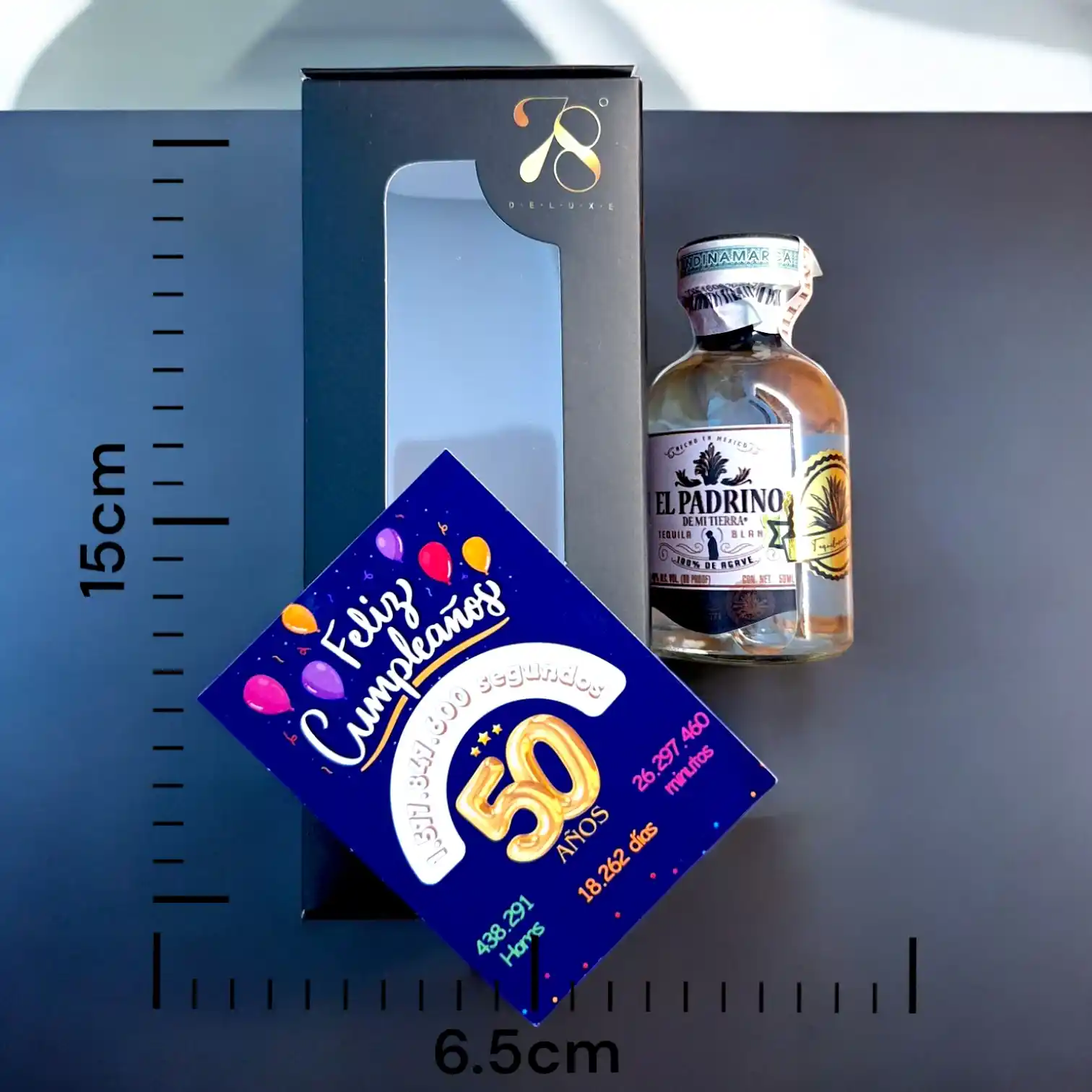 Tequila El Padrino Blanco en versión Mini Botella de 50 (mL). La mini botellita de Tequila El Padrino Blanco es una expresión premium elaborada al 100% con agave azul tequilana Weber, cultivado en las regiones de los Altos y Valles de Jalisco, México. Este tequila se caracteriza por su frescura y pureza, ofreciendo una experiencia auténtica del agave. Tequila El Padrino Blanco en versión Mini Botella de 50 (mL). La mini botellita de Tequila El Padrino Blanco es una expresión premium elaborada al 100% con agave azul tequilana Weber, cultivado en las regiones de los Altos y Valles de Jalisco, México. Este tequila se caracteriza por su frescura y pureza, ofreciendo una experiencia auténtica del agave.