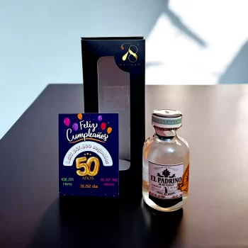 Tequila El Padrino Blanco en versión Mini Botella de 50 (mL). La mini botellita de Tequila El Padrino Blanco es una expresión premium elaborada al 100% con agave azul tequilana Weber, cultivado en las regiones de los Altos y Valles de Jalisco, México. Este tequila se caracteriza por su frescura y pureza, ofreciendo una experiencia auténtica del agave.