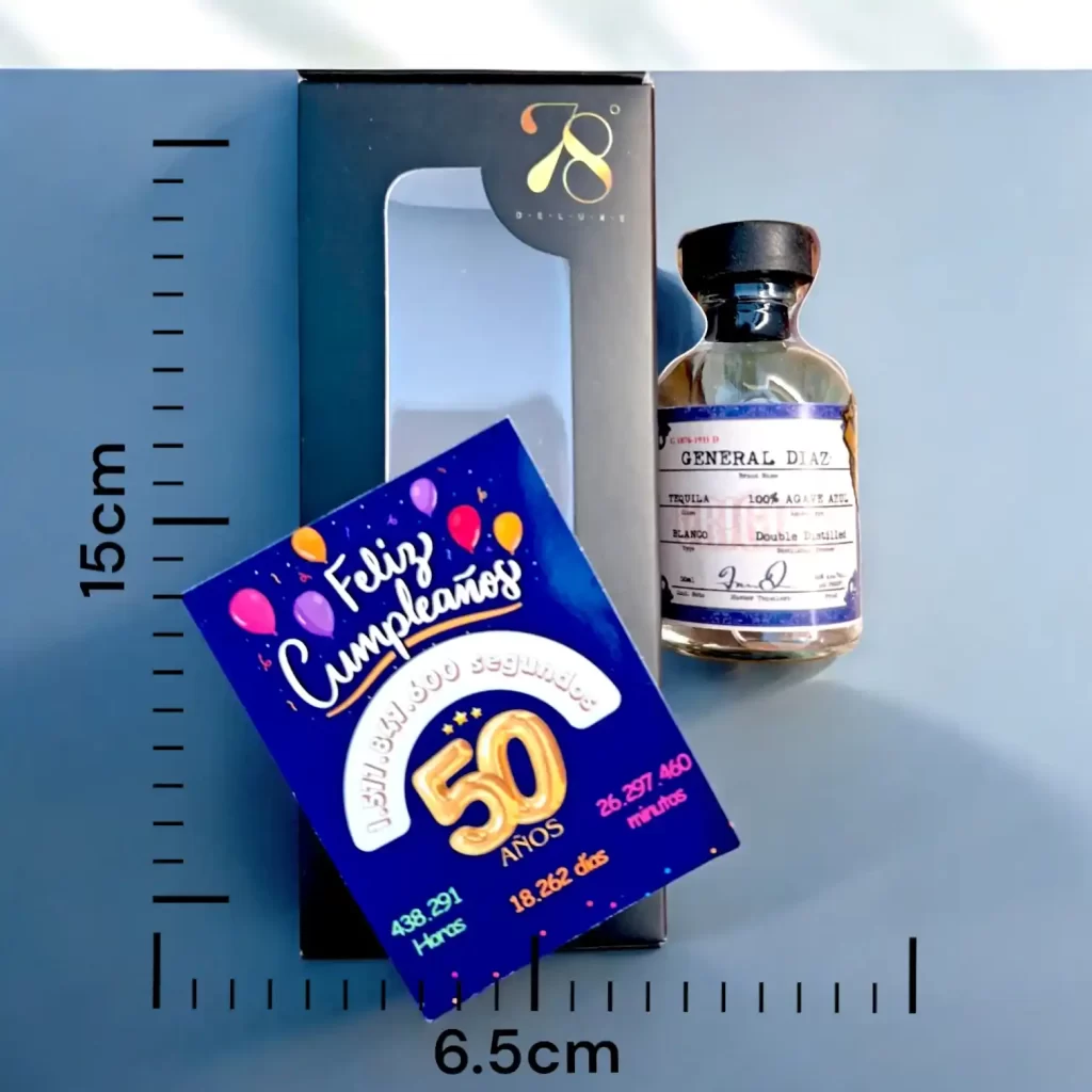 Tequila General Diaz Blanco en versión Mini Botella de 50 (mL). La mini botellita de Tequila General Diaz Blanco es una expresión premium elaborada al 100% con agave azul tequilana Weber, cultivado en las regiones de los Altos y Valles de Jalisco, México. Este tequila se caracteriza por su pureza y frescura, reflejando la esencia del agave en su estado más natural.