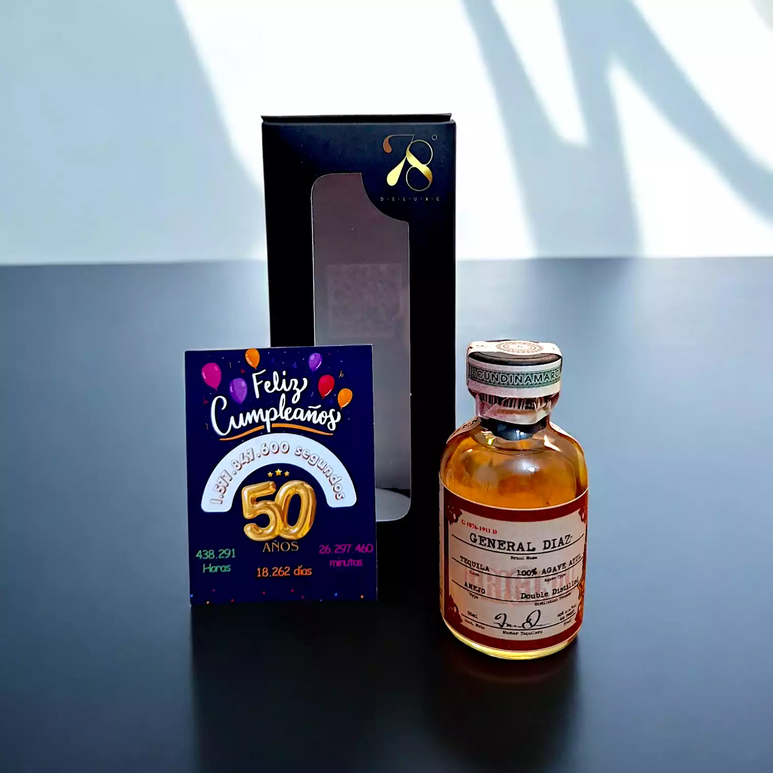 Tequila General Diaz Añejo en versión Mini Botella de 50 (mL). La mini botellita de Tequila General Diaz Añejo es una expresión premium elaborada al 100% con agave azul tequilana Weber, cultivado en las regiones de Los Altos y Valles de Jalisco, México. Este tequila se distingue por su complejidad y profundidad de sabores, resultado de un meticuloso proceso de añejamiento. Tequila General Diaz Añejo en versión Mini Botella de 50 (mL). La mini botellita de Tequila General Diaz Añejo es una expresión premium elaborada al 100% con agave azul tequilana Weber, cultivado en las regiones de Los Altos y Valles de Jalisco, México. Este tequila se distingue por su complejidad y profundidad de sabores, resultado de un meticuloso proceso de añejamiento.