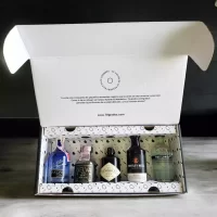 Caja con mini botellas de Ginebras Surtidas. 5 botellitas de Ginebra: Whitley Neill, Akori Gin, Selva Gin, Hendricks, London n1. Incluye tarjeta personalizada impresa. Ideal para eventos, bodas, cumpleaños o regalos corporativos.