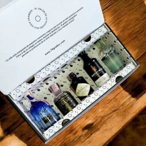 Caja con mini botellas de Ginebras Surtidas. 5 botellitas de Ginebra: Whitley Neill, Akori Gin, Selva Gin, Hendricks, London n1. Incluye tarjeta personalizada impresa. Ideal para eventos, bodas, cumpleaños o regalos corporativos.