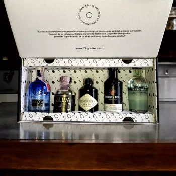 Caja con mini botellas de Ginebras Surtidas. 5 botellitas de Ginebra: Whitley Neill, Akori Gin, Selva Gin, Hendricks, London n1. Incluye tarjeta personalizada impresa. Ideal para eventos, bodas, cumpleaños o regalos corporativos.