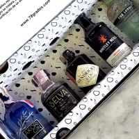 Caja con mini botellas de Ginebras Surtidas. 5 botellitas de Ginebra: Whitley Neill, Akori Gin, Selva Gin, Hendricks, London n1. Incluye tarjeta personalizada impresa. Ideal para eventos, bodas, cumpleaños o regalos corporativos.