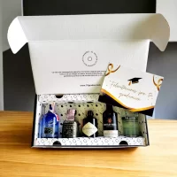 Caja con mini botellas de Ginebras Surtidas. 5 botellitas de Ginebra: Whitley Neill, Akori Gin, Selva Gin, Hendricks, London n1. Incluye tarjeta personalizada impresa. Ideal para eventos, bodas, cumpleaños o regalos corporativos.