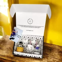 Caja premium de 3 minibotellitas de licores surtidos más tarjeta personalizada impresa. Incluyen: 3 minis de Absolut Vodka, Crystal Head, Aguardiente Desquite más tarjeta impresa. Ideal para eventos, bodas, cumpleaños o regalos corporativos.