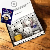 Caja premium de 3 minibotellitas de licores surtidos más tarjeta personalizada impresa. Incluyen: 3 minis de Absolut Vodka, Crystal Head, Aguardiente Desquite más tarjeta impresa. Ideal para eventos, bodas, cumpleaños o regalos corporativos.