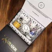 Caja premium de 3 minibotellitas de licores surtidos más tarjeta personalizada impresa. Incluyen: 3 minis de Absolut Vodka, Crystal Head, Aguardiente Desquite más tarjeta impresa. Ideal para eventos, bodas, cumpleaños o regalos corporativos.
