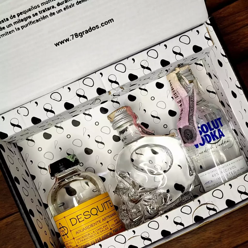 Caja premium de 3 minibotellitas de licores surtidos más tarjeta personalizada impresa. Incluyen: 3 minis de Absolut Vodka, Crystal Head, Aguardiente Desquite más tarjeta impresa. Ideal para eventos, bodas, cumpleaños o regalos corporativos.
