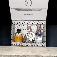 Caja premium de 3 minibotellitas de licores surtidos más tarjeta personalizada impresa. Incluyen: 3 minis de Absolut Vodka, Crystal Head, Aguardiente Desquite más tarjeta impresa. Ideal para eventos, bodas, cumpleaños o regalos corporativos.