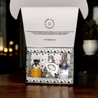 Caja premium de 3 minibotellitas de licores surtidos más tarjeta personalizada impresa. Incluyen: 3 minis de Absolut Vodka, Crystal Head, Aguardiente Desquite más tarjeta impresa. Ideal para eventos, bodas, cumpleaños o regalos corporativos.