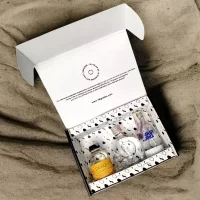 Caja premium de 3 minibotellitas de licores surtidos más tarjeta personalizada impresa. Incluyen: 3 minis de Absolut Vodka, Crystal Head, Aguardiente Desquite más tarjeta impresa. Ideal para eventos, bodas, cumpleaños o regalos corporativos.