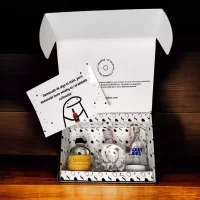 Caja premium de 3 minibotellitas de licores surtidos más tarjeta personalizada impresa. Incluyen: 3 minis de Absolut Vodka, Crystal Head, Aguardiente Desquite más tarjeta impresa. Ideal para eventos, bodas, cumpleaños o regalos corporativos.