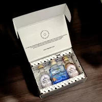 78 Grados Deluxe – Pack con mini botellas de tequila Campo Azul Selecto x3 unidades – Incluye:  Tequila Campo Azul Selecto Añejo, Blanco de Agave y Reposado más (1) tarjeta personalizada impresa. Ideal para eventos, bodas, cumpleaños o regalos corporativos.