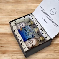 78 Grados Deluxe – Pack con mini botellas de tequila Campo Azul Selecto x3 unidades – Incluye:  Tequila Campo Azul Selecto Añejo, Blanco de Agave y Reposado más (1) tarjeta personalizada impresa. Ideal para eventos, bodas, cumpleaños o regalos corporativos.