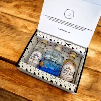 78 Grados Deluxe – Pack con mini botellas de tequila Campo Azul Selecto x3 unidades – Incluye:  Tequila Campo Azul Selecto Añejo, Blanco de Agave y Reposado más (1) tarjeta personalizada impresa. Ideal para eventos, bodas, cumpleaños o regalos corporativos.