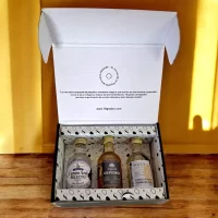 Caja con mini botellas de Tequila x3 – Tequila Campo Azul, Tequila Nock, Tequila Agavemio, Tequila El Padrino, Tequila General Diaz más (1) tarjeta personalizada impresa. Ideal para eventos, bodas, cumpleaños o regalos corporativos – 78 Grados Deluxe.