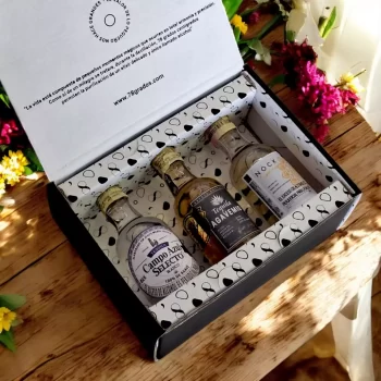 Caja con mini botellas de Tequila x3 - Tequila Campo Azul, Tequila Nock, Tequila Agavemio, Tequila El Padrino, Tequila General Diaz más (1) tarjeta personalizada impresa. Ideal para eventos, bodas, cumpleaños o regalos corporativos - 78 Grados Deluxe.
