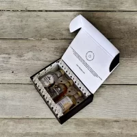 Caja con mini botellas de Tequila x3 – Tequila Campo Azul, Tequila Nock, Tequila Agavemio, Tequila El Padrino, Tequila General Diaz más (1) tarjeta personalizada impresa. Ideal para eventos, bodas, cumpleaños o regalos corporativos – 78 Grados Deluxe.