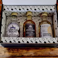 Caja con mini botellas de Tequila x3 – Tequila Campo Azul, Tequila Nock, Tequila Agavemio, Tequila El Padrino, Tequila General Diaz más (1) tarjeta personalizada impresa. Ideal para eventos, bodas, cumpleaños o regalos corporativos – 78 Grados Deluxe.