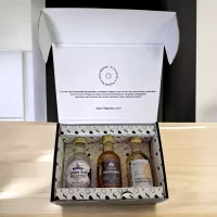 Caja con mini botellas de Tequila x3 – Tequila Campo Azul, Tequila Nock, Tequila Agavemio, Tequila El Padrino, Tequila General Diaz más (1) tarjeta personalizada impresa. Ideal para eventos, bodas, cumpleaños o regalos corporativos – 78 Grados Deluxe.