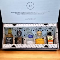 Estuche con licores en miniatura surtidos. Incluye Jagermeister, Jack Daniels, Absolut Vodka, Aguardiente Desquite, Selva Gin y tarjeta. Ideal para eventos, bodas, cumpleaños o regalos corporativos.