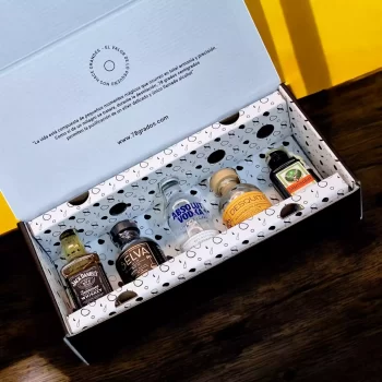 Estuche con licores en miniatura surtidos. Incluye Jagermeister, Jack Daniels, Absolut Vodka, Aguardiente Desquite, Selva Gin y tarjeta. Ideal para eventos, bodas, cumpleaños o regalos corporativos.