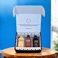 78 Grados Deluxe – Pack con mini botellitas de aperitivos – Incluyen: 3 minis de crema de whisky, crema de piña colada y crema de caramelo Sir Cream. Incluye tarjeta impresa personalizada – Ideales para regalos como el día de la madre, día de la mujer, cumpleaños y eventos.