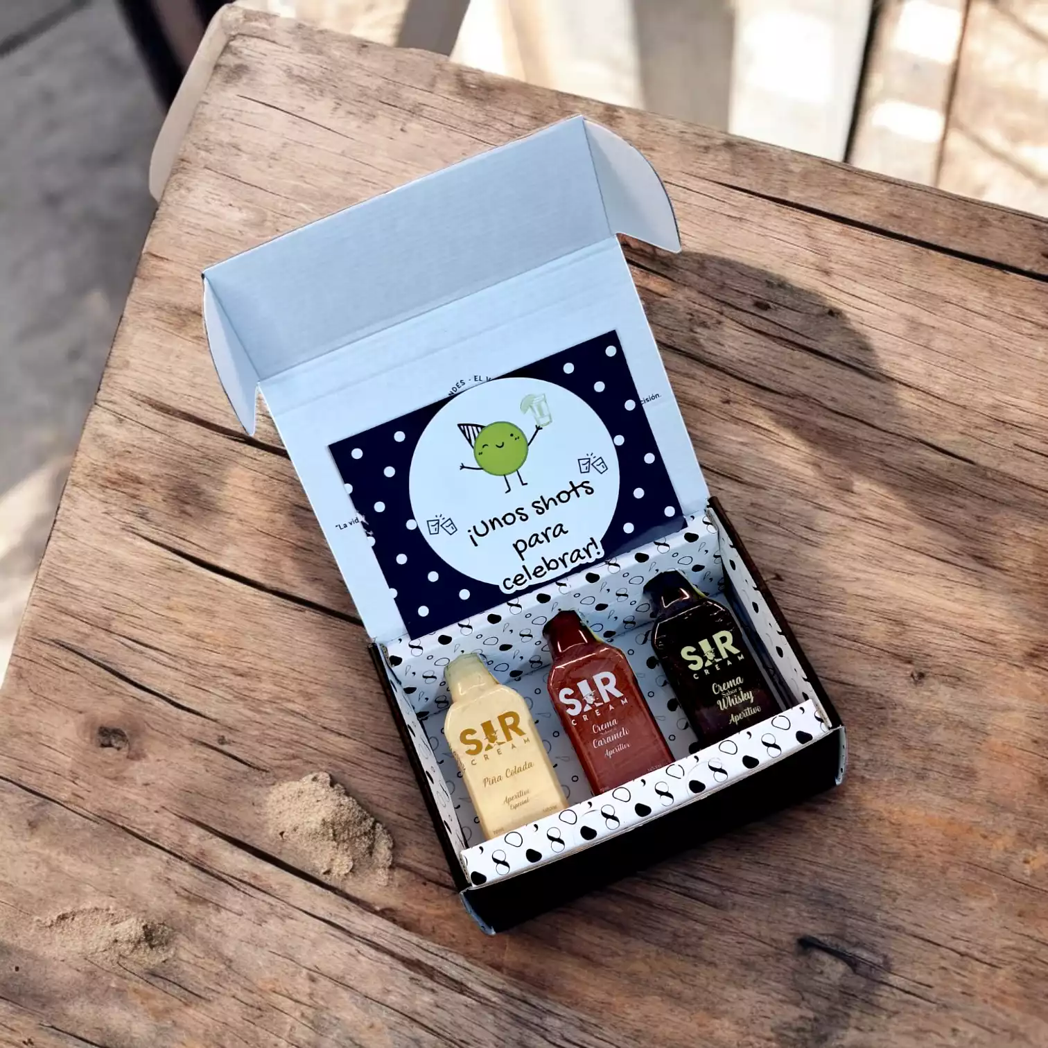 78 Grados Deluxe - Pack con mini botellitas de aperitivos - Incluyen: 3 minis de crema de whisky, crema de piña colada y crema de caramelo Sir Cream. Incluye tarjeta impresa personalizada - Ideales para regalos como el día de la madre, día de la mujer, cumpleaños y eventos. 78 Grados Deluxe - Pack con mini botellitas de aperitivos - Incluyen: 3 minis de crema de whisky, crema de piña colada y crema de caramelo Sir Cream. Incluye tarjeta impresa personalizada - Ideales para regalos como el día de la madre, día de la mujer, cumpleaños y eventos.