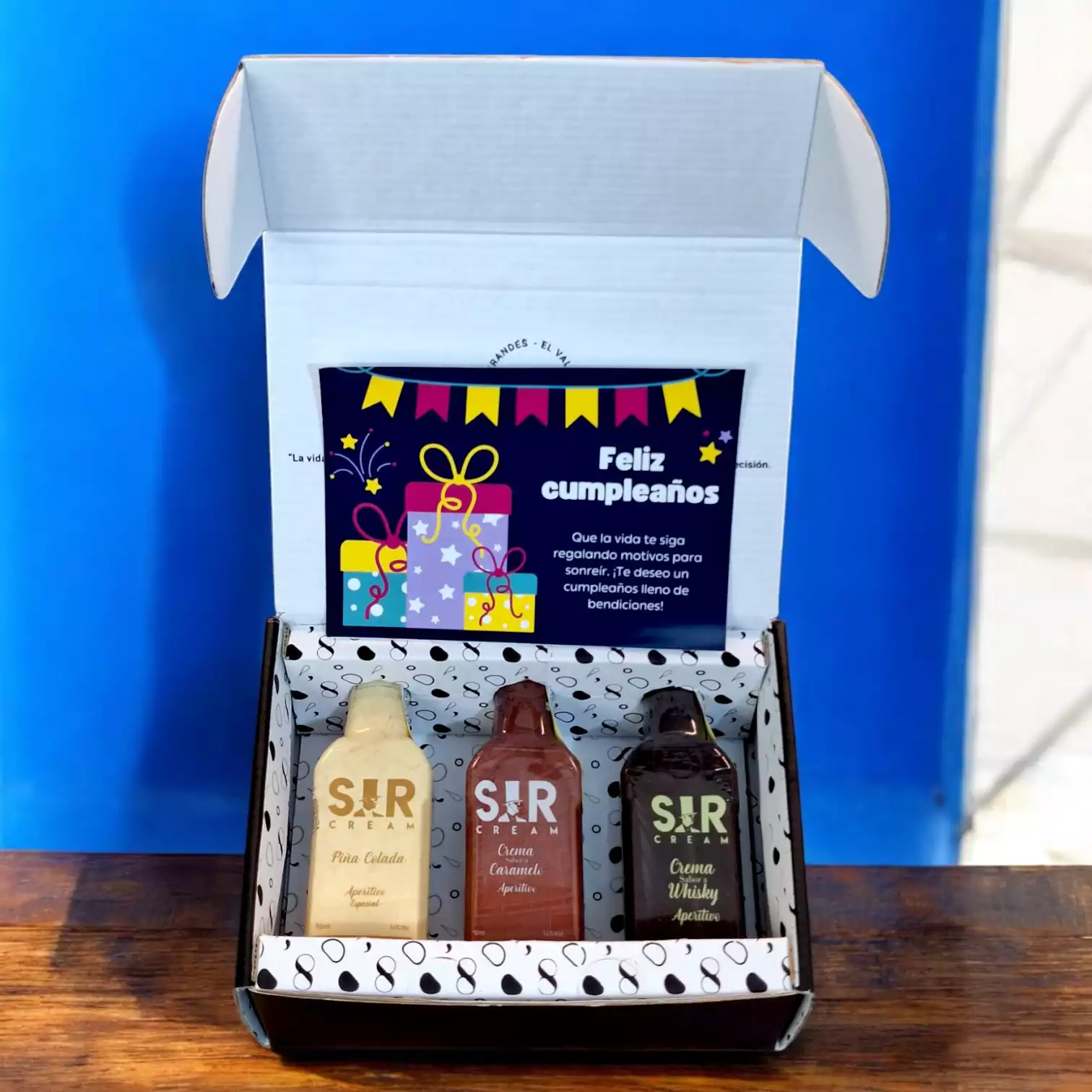 78 Grados Deluxe - Pack con mini botellitas de aperitivos - Incluyen: 3 minis de crema de whisky, crema de piña colada y crema de caramelo Sir Cream. Incluye tarjeta impresa personalizada - Ideales para regalos como el día de la madre, día de la mujer, cumpleaños y eventos. 78 Grados Deluxe - Pack con mini botellitas de aperitivos - Incluyen: 3 minis de crema de whisky, crema de piña colada y crema de caramelo Sir Cream. Incluye tarjeta impresa personalizada - Ideales para regalos como el día de la madre, día de la mujer, cumpleaños y eventos.