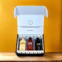 78 Grados Deluxe – Pack con mini botellitas de aperitivos – Incluyen: 3 minis de crema de whisky, crema de piña colada y crema de caramelo Sir Cream. Incluye tarjeta impresa personalizada – Ideales para regalos como el día de la madre, día de la mujer, cumpleaños y eventos.