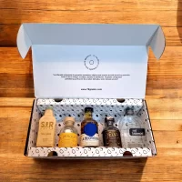 Caja premium con 5 mini botellas de licores colombianos y tarjeta personalizada. Un regalo único, ideal para empresas o momentos especiales. Un regalo original y elegante con aguardiente artesanal, whisky y ron. Ideal para empresas y momentos especiales. 78 Grados Deluxe