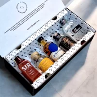 Caja premium con 5 mini botellas de licores colombianos y tarjeta personalizada. Un regalo único, ideal para empresas o momentos especiales. Un regalo original y elegante con aguardiente artesanal, whisky y ron. Ideal para empresas y momentos especiales. 78 Grados Deluxe