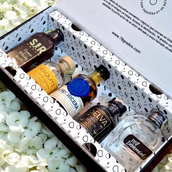 Caja premium con 5 mini botellas de licores colombianos y tarjeta personalizada. Un regalo único, ideal para empresas o momentos especiales. Un regalo original y elegante con aguardiente artesanal, whisky y ron. Ideal para empresas y momentos especiales. 78 Grados Deluxe