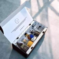 Caja premium con 5 mini botellas de licores colombianos y tarjeta personalizada. Un regalo único, ideal para empresas o momentos especiales. Un regalo original y elegante con aguardiente artesanal, whisky y ron. Ideal para empresas y momentos especiales. 78 Grados Deluxe
