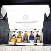 Caja premium de 5 mini botellas: Aguardiente Desquite, Whisky Monkey Shoulder, Whisky Jack Daniels, Ron La Hechicera, Jagermeister. Incluye tarjeta impresa personalizada. Un regalo original y elegante con aguardiente artesanal, whisky y ron. Ideal para empresas y momentos especiales – 78 Grados Deluxe.
