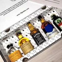 Caja premium de 5 mini botellas: Aguardiente Desquite, Whisky Monkey Shoulder, Whisky Jack Daniels, Ron La Hechicera, Jagermeister. Incluye tarjeta impresa personalizada. Un regalo original y elegante con aguardiente artesanal, whisky y ron. Ideal para empresas y momentos especiales – 78 Grados Deluxe.