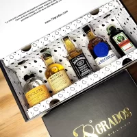 Caja premium de 5 mini botellas: Aguardiente Desquite, Whisky Monkey Shoulder, Whisky Jack Daniels, Ron La Hechicera, Jagermeister. Incluye tarjeta impresa personalizada. Un regalo original y elegante con aguardiente artesanal, whisky y ron. Ideal para empresas y momentos especiales – 78 Grados Deluxe.