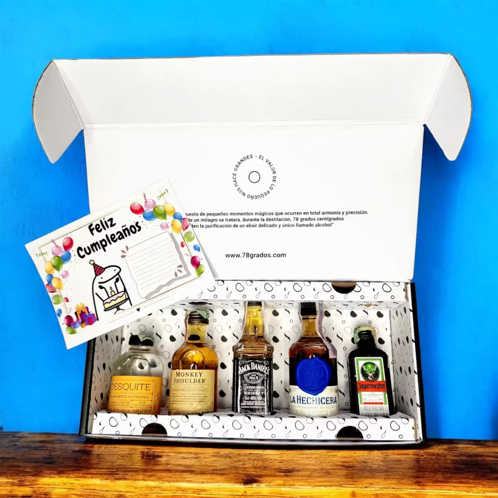 Caja premium de 5 mini botellas: Aguardiente Desquite, Whisky Monkey Shoulder, Whisky Jack Daniels, Ron La Hechicera, Jagermeister. Incluye tarjeta impresa personalizada. Un regalo original y elegante con aguardiente artesanal, whisky y ron. Ideal para empresas y momentos especiales - 78 Grados Deluxe.