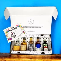 Caja premium de 5 mini botellas: Aguardiente Desquite, Whisky Monkey Shoulder, Whisky Jack Daniels, Ron La Hechicera, Jagermeister. Incluye tarjeta impresa personalizada. Un regalo original y elegante con aguardiente artesanal, whisky y ron. Ideal para empresas y momentos especiales – 78 Grados Deluxe.
