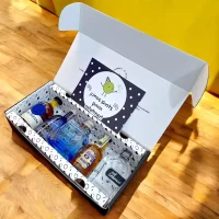 Estuche con licores en miniatura surtidos. Incluye Ron La Hechicera, Ginebra Akori Gin, Tequila Campo Azul, Whisky Chivas Regal 18 años, Aguardiente Mil Demonios y tarjeta. Caja premium con mini botellas de licor de alta gama. Detalle único para empresas o celebraciones especiales.