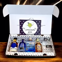 Estuche con licores en miniatura surtidos. Incluye Ron La Hechicera, Ginebra Akori Gin, Tequila Campo Azul, Whisky Chivas Regal 18 años, Aguardiente Mil Demonios y tarjeta. Caja premium con mini botellas de licor de alta gama. Detalle único para empresas o celebraciones especiales.